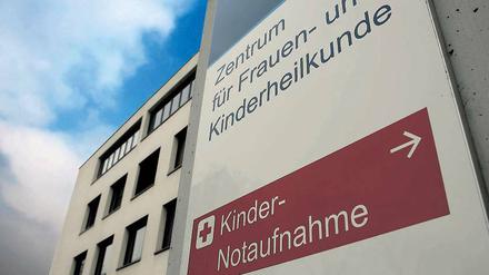 Siebeneinhalb Tabletten. Carlina bricht sie wieder aus, die Schwester versucht es auf einem anderen Weg: Sie zermörsert die Tabletten und reicht sie mit Joghurt. Das funktioniert. Passiert ist das im Klinikum „Ernst von Bergmann“ – dort wird der Vorfall bedauert.