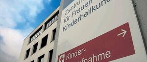 Siebeneinhalb Tabletten. Carlina bricht sie wieder aus, die Schwester versucht es auf einem anderen Weg: Sie zermörsert die Tabletten und reicht sie mit Joghurt. Das funktioniert. Passiert ist das im Klinikum „Ernst von Bergmann“ – dort wird der Vorfall bedauert.