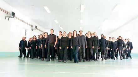 Vorsicht Chorsänger. Cantus Domus verlassen die klassische Aufstellung und stürzen sich bei ihren Auftritten gern in ein rauschendes Fest. Denn neben der musikalischen Weiterentwicklung geht es den Berlinern immer auch um Geselligkeit.
