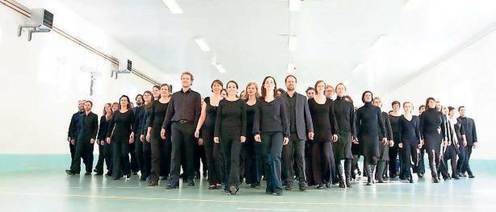 Vorsicht Chorsänger. Cantus Domus verlassen die klassische Aufstellung und stürzen sich bei ihren Auftritten gern in ein rauschendes Fest. Denn neben der musikalischen Weiterentwicklung geht es den Berlinern immer auch um Geselligkeit.