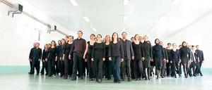 Vorsicht Chorsänger. Cantus Domus verlassen die klassische Aufstellung und stürzen sich bei ihren Auftritten gern in ein rauschendes Fest. Denn neben der musikalischen Weiterentwicklung geht es den Berlinern immer auch um Geselligkeit.