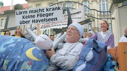 Fünf Stunden Schlaf nur? Mit zahlreichen Protestaktionen haben die Bürgerinitiativen wie hier vor der Staatskanzlei in Potsdam in den vergangenen Monaten für ein strenges Nachtflugverbot gekämpft.
