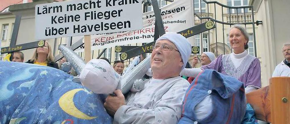 Fünf Stunden Schlaf nur? Mit zahlreichen Protestaktionen haben die Bürgerinitiativen wie hier vor der Staatskanzlei in Potsdam in den vergangenen Monaten für ein strenges Nachtflugverbot gekämpft.
