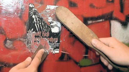 Zeichen setzen gegen Rechts. Manchmal beginnt das schon damit, bei Aufklebern mit rechtsradikaler Propaganda nicht einfach nur wegzuschauen, sondern selbst aktiv zu werden.