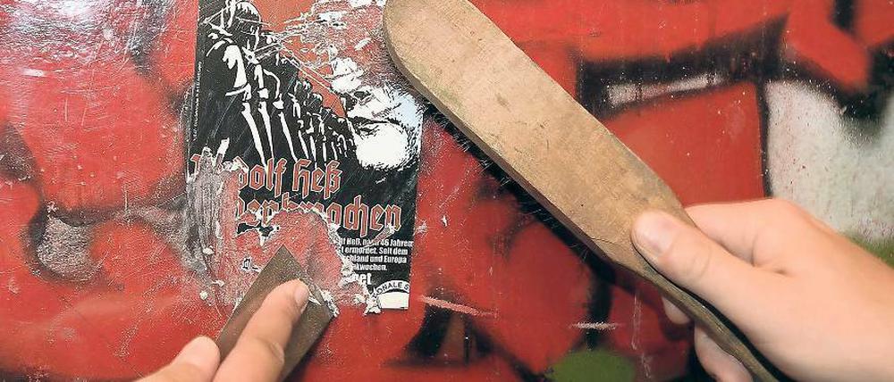 Zeichen setzen gegen Rechts. Manchmal beginnt das schon damit, bei Aufklebern mit rechtsradikaler Propaganda nicht einfach nur wegzuschauen, sondern selbst aktiv zu werden.