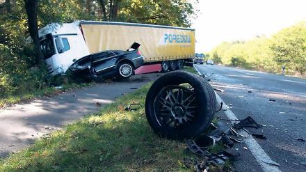 Gefährliche Strecke. Dieser Unfall ereignete sich im Oktober 2012 an der Bundesstraße 2 vor Groß Glienicke.