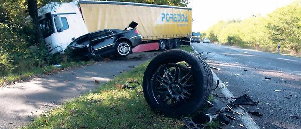 Gefährliche Strecke. Dieser Unfall ereignete sich im Oktober 2012 an der Bundesstraße 2 vor Groß Glienicke.