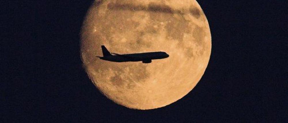 Schlafen oder fliegen? Im Streit um ein erweitertes Nachtflugverbot steckt das Land Brandenburg in einem Dilemma.