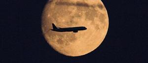 Schlafen oder fliegen? Im Streit um ein erweitertes Nachtflugverbot steckt das Land Brandenburg in einem Dilemma.