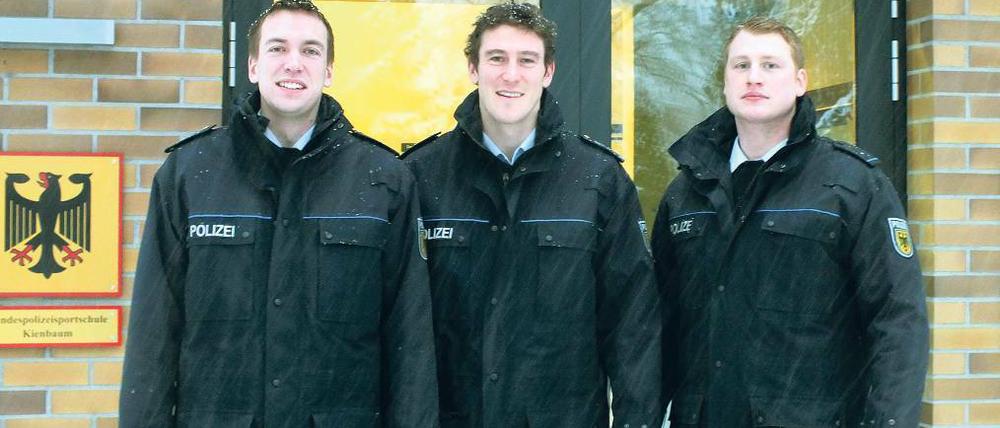 Alle Prüfungen bestanden. Hans Gruhne, Sebastian Brendel und Robert Zimmermann (v. l.) aus Potsdam werden heute in Kienbaum zu Polizeimeistern ernannt.