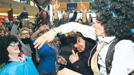 Zehn Sekunden Tanzen, dann war alles vorbei. Der erste Harlem Shake Flashmob in den Bahnhofspassagen mit etwa 300 kurios verkleideten Teilnehmern verlief friedlich .