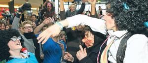 Zehn Sekunden Tanzen, dann war alles vorbei. Der erste Harlem Shake Flashmob in den Bahnhofspassagen mit etwa 300 kurios verkleideten Teilnehmern verlief friedlich .