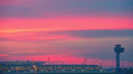 Ein roter Hoffnungsstreif am Himmel. Von Anrainer-Kommunen und Bürgerinitiativen begrüßt, stößt der neue Kurs der brandenburgischen Landesregierung zur Nachtruhe am künftigen Hauptstadtflughafen in Berlin auf Unverständnis und scharfe Kritik.