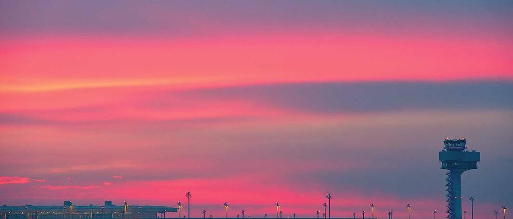 Ein roter Hoffnungsstreif am Himmel. Von Anrainer-Kommunen und Bürgerinitiativen begrüßt, stößt der neue Kurs der brandenburgischen Landesregierung zur Nachtruhe am künftigen Hauptstadtflughafen in Berlin auf Unverständnis und scharfe Kritik.