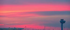 Ein roter Hoffnungsstreif am Himmel. Von Anrainer-Kommunen und Bürgerinitiativen begrüßt, stößt der neue Kurs der brandenburgischen Landesregierung zur Nachtruhe am künftigen Hauptstadtflughafen in Berlin auf Unverständnis und scharfe Kritik.