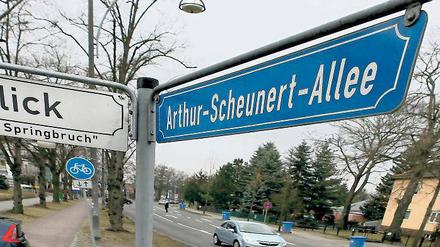 Umstrittener Straßenname. Das Wirken Arthur Scheunerts in der NS-Zeit war zweifelhaft, trotzdem soll das Schild bleiben.