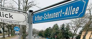 Umstrittener Straßenname. Das Wirken Arthur Scheunerts in der NS-Zeit war zweifelhaft, trotzdem soll das Schild bleiben.