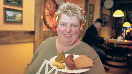Hausmannskost. Pferdeknacker mit Gurke und Brot bestellen die Gäste von Mareike Metz am liebsten. Ihre Innenstadt-Kneipe „Zum Fass“ hat sich auf Gerichte mit Pferdefleisch spezialisiert – schon unter den Großeltern der heutigen Wirtin.