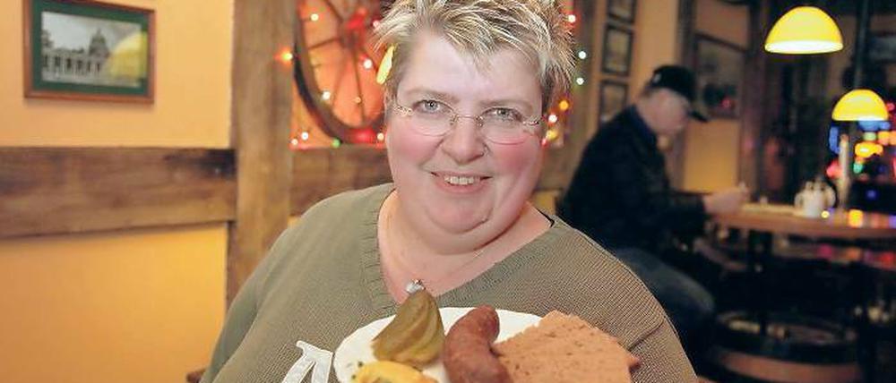 Hausmannskost. Pferdeknacker mit Gurke und Brot bestellen die Gäste von Mareike Metz am liebsten. Ihre Innenstadt-Kneipe „Zum Fass“ hat sich auf Gerichte mit Pferdefleisch spezialisiert – schon unter den Großeltern der heutigen Wirtin.
