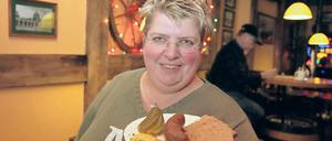 Hausmannskost. Pferdeknacker mit Gurke und Brot bestellen die Gäste von Mareike Metz am liebsten. Ihre Innenstadt-Kneipe „Zum Fass“ hat sich auf Gerichte mit Pferdefleisch spezialisiert – schon unter den Großeltern der heutigen Wirtin.