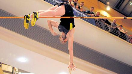 Luftakrobatik mit Weltklasseformat konnten die Besucher im Stern-Center beim 14. Potsdamer Stabhochsprung-Meeting bestaunen. Publikumsliebling Björn Otto enttäuschte seine Fans nicht: mit übersprungenen 5,83 Meter gewann er wie im Vorjahr.