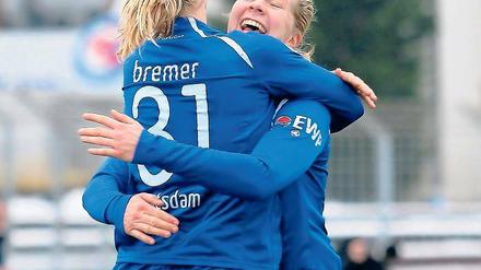 Torjubel. Ada Hegeberg (r.) und Pauline Bremer trafen erstmals in der Bundesliga.