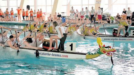 Meist geben die Frauen den Paddel-Rhythmus vor. Beim Vierten Drachenboot-Indoor-Cup im Bad auf dem Brauhausberg traten beispielsweise die „Putzdrachen“ gegen die „Stadtindianer“ und die Potsdamer „Preussen-Drachen“ gegen die Schweriner „Bluesbrothers“ an.