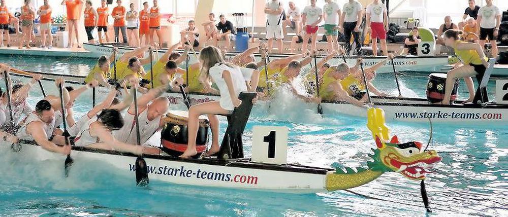 Meist geben die Frauen den Paddel-Rhythmus vor. Beim Vierten Drachenboot-Indoor-Cup im Bad auf dem Brauhausberg traten beispielsweise die „Putzdrachen“ gegen die „Stadtindianer“ und die Potsdamer „Preussen-Drachen“ gegen die Schweriner „Bluesbrothers“ an.