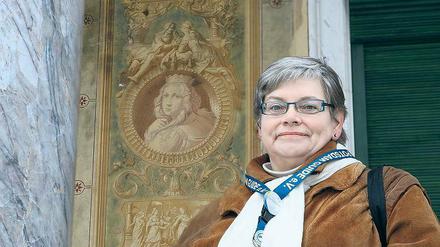 Hat in Potsdam ein steinernes Comic entdeckt: Gästeführerin Gabriele Fairon führt auf ihrem Stadtrundgang am Sonntag ihre Gäste zum Marmorpalais, wo die Nibelungensage in Stein gemeißelt ist.