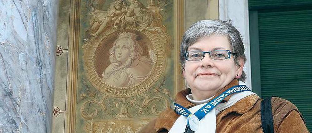 Hat in Potsdam ein steinernes Comic entdeckt: Gästeführerin Gabriele Fairon führt auf ihrem Stadtrundgang am Sonntag ihre Gäste zum Marmorpalais, wo die Nibelungensage in Stein gemeißelt ist.