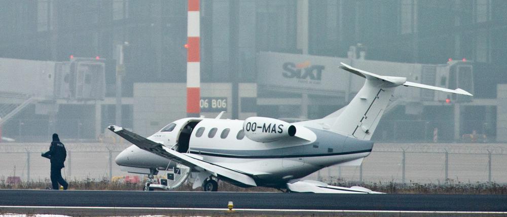 Kam von der Landebahn ab. Am Freitagmorgen verunglückte am Flughafen Schönefeld ein Privatjet.