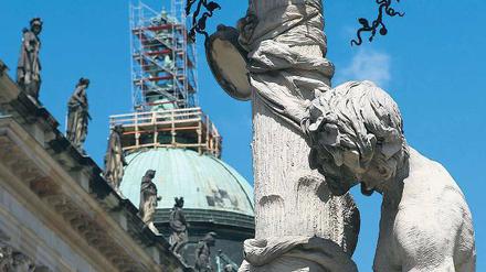 Dachschaden. Das Bodengebälk über dem Schlosstheater ist kontaminiert.
