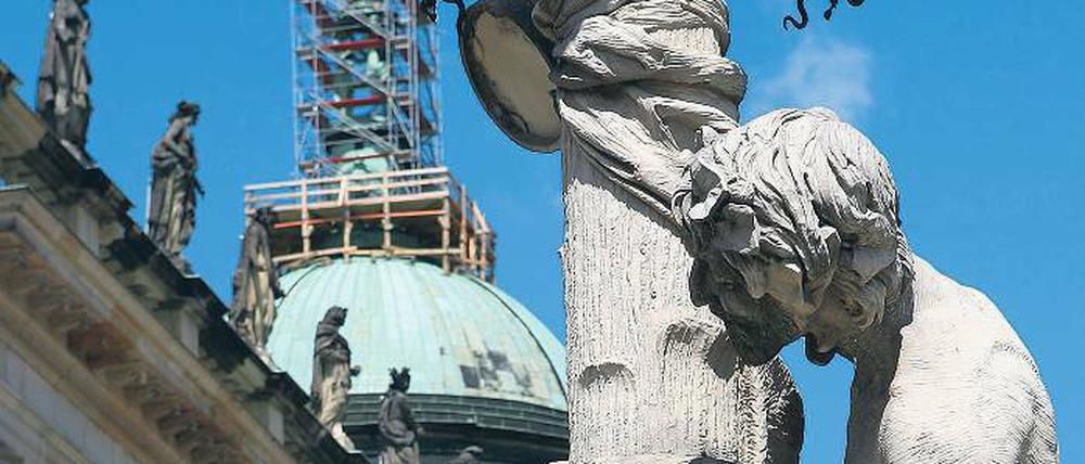Dachschaden. Das Bodengebälk über dem Schlosstheater ist kontaminiert.