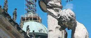 Dachschaden. Das Bodengebälk über dem Schlosstheater ist kontaminiert.