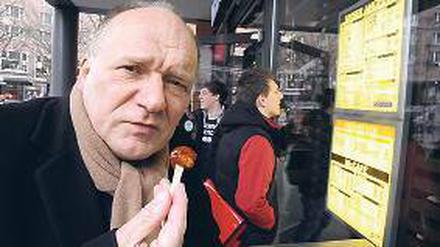 Geschluckt. Bernd Matthies, diesmal Currywursttester, ist nicht begeistert.
