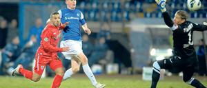 Riesenchance für Babelsberg. Süleyman Koc (l.) hat abgezogen, Darmstadts Stefan Hickl und Torwart Jan Zimmermann gucken dem Ball nur nach, der aber daneben geht.