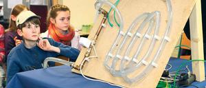 Staunend vor Heizschläuchen. Grundschüler der Bruno-H.-Bürgel-Schule in Babelsberg begutachten das Modell der Lenné-Gesamtschule, die ein intelligentes computergesteuertes Heizsystem entwickelt hat. Sie selbst haben dem Oberbürgermeister Jann Jakobs ihre im Unterricht genähten Stoffbeutel für die Partnerstadt Sansibar präsentiert.