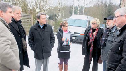 Gute Nachbarschaft. Minister Baaske im Gespräch mit Anwohnern.