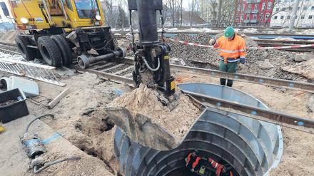 Schön vorsichtig. Eine Kampfmittelräumfirma füllt in Oranienburg eine Bombenfundstelle an der Bahn.