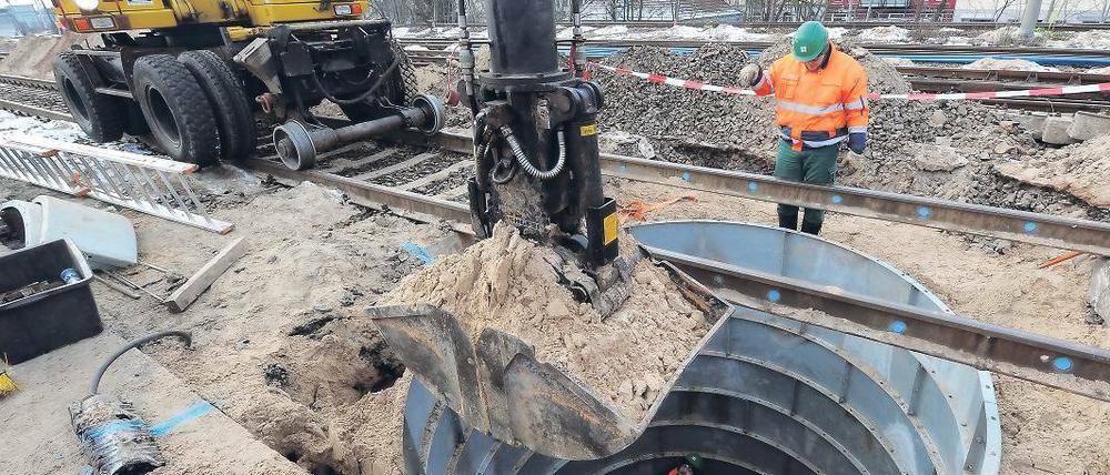 Schön vorsichtig. Eine Kampfmittelräumfirma füllt in Oranienburg eine Bombenfundstelle an der Bahn.