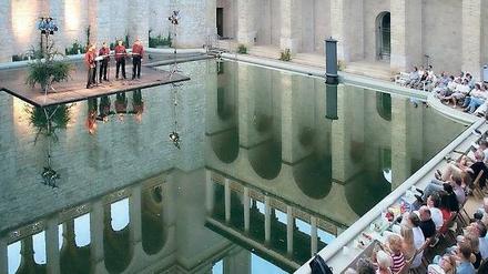 Mit Nikolai Tokarev und dem Berliner Hornquartett. Die Wasserbühne wird nach Sanierungsarbeiten in diesem Jahr im Rahmen der Havelländischen Musikfestspiele wieder eröffnet.