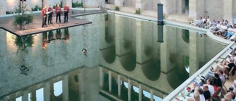 Mit Nikolai Tokarev und dem Berliner Hornquartett. Die Wasserbühne wird nach Sanierungsarbeiten in diesem Jahr im Rahmen der Havelländischen Musikfestspiele wieder eröffnet.