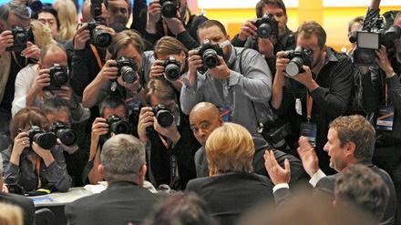 Fotografen im Fokus der Ermittler. Nach einer Razzia erhalten drei Berliner Fotojournalisten die beschlagnahmten Dateien zurück.