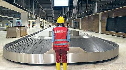Bandarbeit. Die Flughafengesellschaft will die „gewonnene“ Zeit am BER für den Ausbau nutzen.