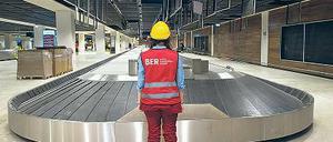 Bandarbeit. Die Flughafengesellschaft will die „gewonnene“ Zeit am BER für den Ausbau nutzen.