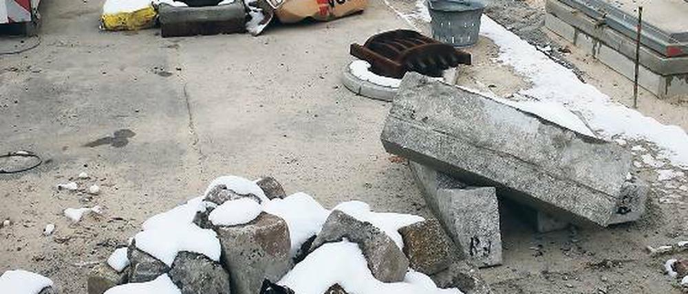 Wenig einladend präsentiert sich die Charlottenstraße seit Wochen und Monaten. Wenigstens aufgeräumt hätte die Baustelle vor Winter- und Frosteinbruch werden können, beklagen ansässige Geschäftsleute.