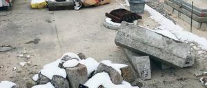 Wenig einladend präsentiert sich die Charlottenstraße seit Wochen und Monaten. Wenigstens aufgeräumt hätte die Baustelle vor Winter- und Frosteinbruch werden können, beklagen ansässige Geschäftsleute.