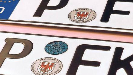 Zeichen der Freundschaft? Dienstsiegel aus PM auf dem Kennzeichen P.