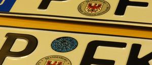 Zeichen der Freundschaft? Dienstsiegel aus PM auf dem Kennzeichen P.