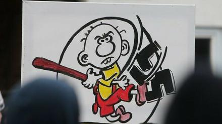 An drei Orten in Brandenburg ist die Polizei am Wochenende gegen rechte Symbole vorgegangen.
